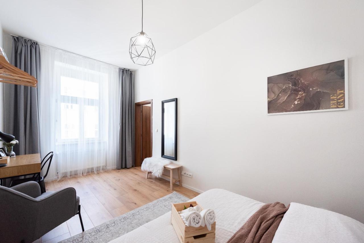 10 Min City Centre 5 People Apartment, Free Coffee プラハ エクステリア 写真